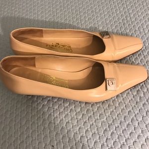 Women’s taupe Ferragamo low-heeled pump